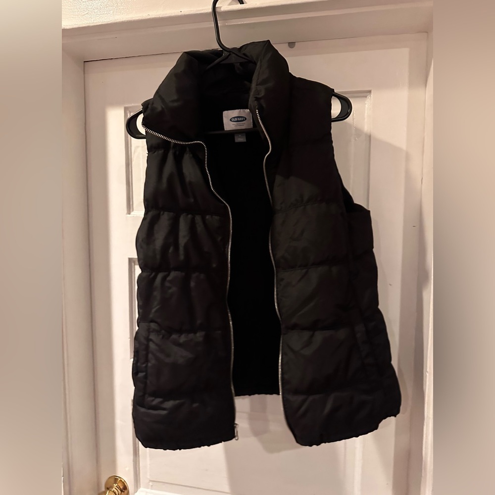 Old Navy puffy vest 🖤